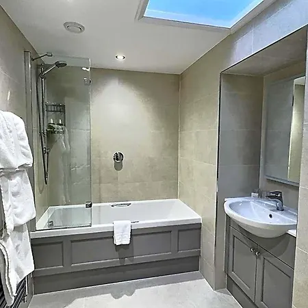 Three Shires Hotel 4*